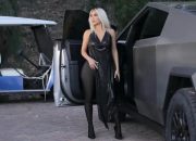 Kim Kardashian Terpesona dengan Robot Optimus Tesla, Menginginkan Ciuman