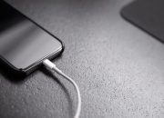 Hati-Hati! Bahaya Mengisi Daya Ponsel di Stasiun Umum Bandara