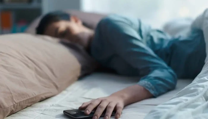 5 Cara Aman Menyimpan Ponsel saat Tidur untuk Menghindari Risiko Overheat