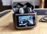 JBL Tour Pro 3, TWS Premium dengan Charging Case Layar Sentuh yang Bikin Makin Praktis