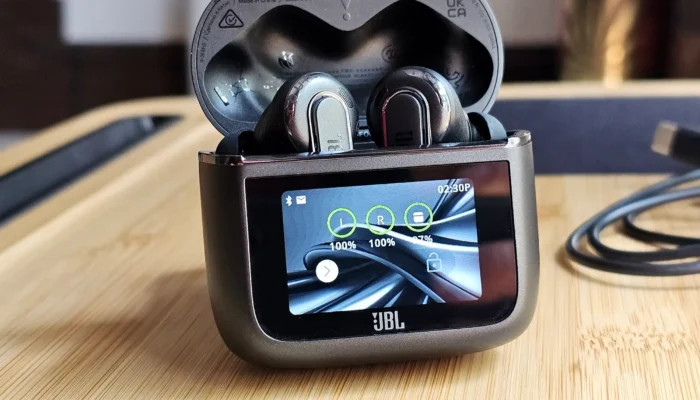 JBL Tour Pro 3, TWS Premium dengan Charging Case Layar Sentuh yang Bikin Makin Praktis