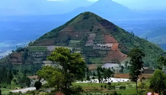 Menguak Misteri Gunung Padang, Piramida Tertua di Dunia