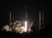 Peluncuran Falcon 9 SpaceX yang Membawa Dua Wahana Pendaratan Bulan