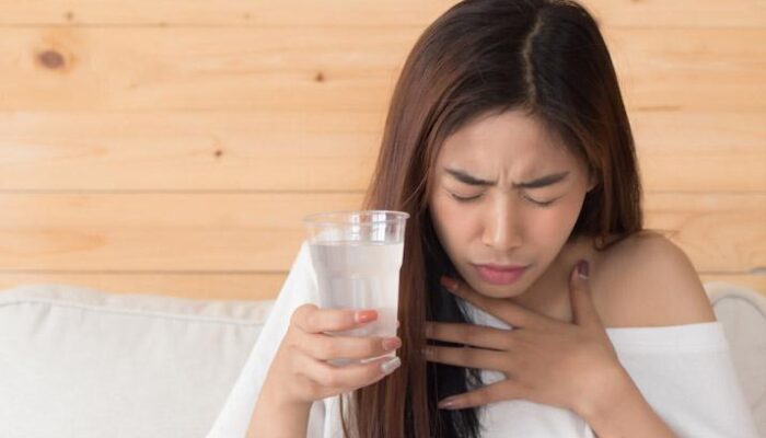 Kenapa Kita Bisa Tersedak Saat Minum Terburu-Buru