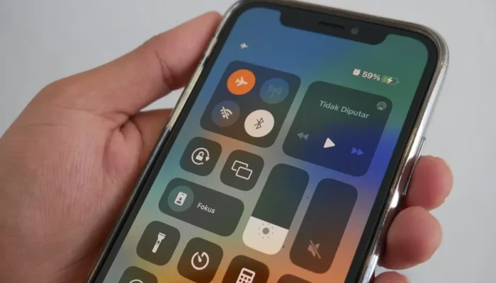 Trik Pakai Mode Pesawat Buat Ngecas HP Lebih Cepat