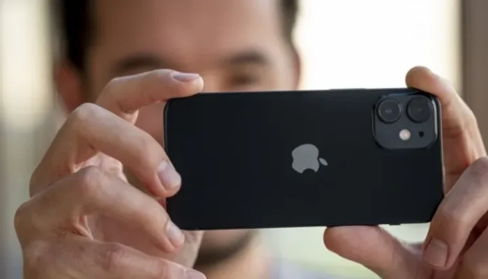 Donald Trump Ancam Apple Kena Tarif 25% Jika Iphone Diproduksi di luar Amerika Serikat