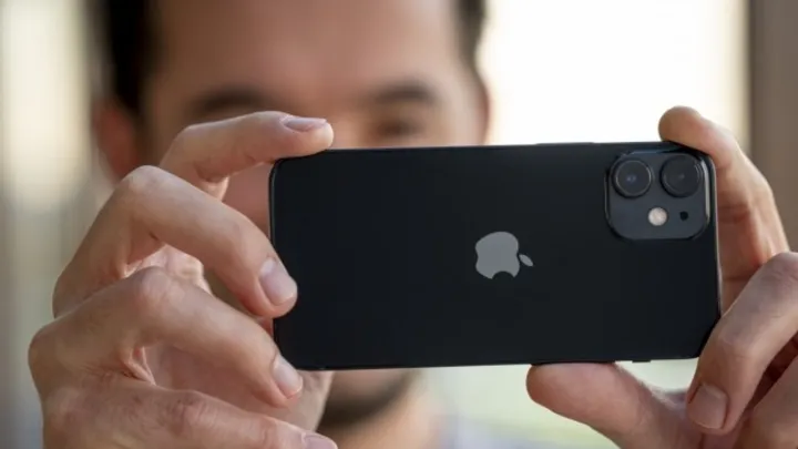 Donald Trump Ancam Apple Kena Tarif 25% Jika Iphone Diproduksi di luar Amerika Serikat