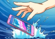 HP-mu Kecebur Air? Jangan Panik! Lakukan Ini Biar Selamat