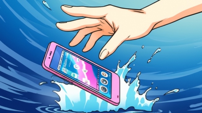 HP-mu Kecebur Air? Jangan Panik! Lakukan Ini Biar Selamat