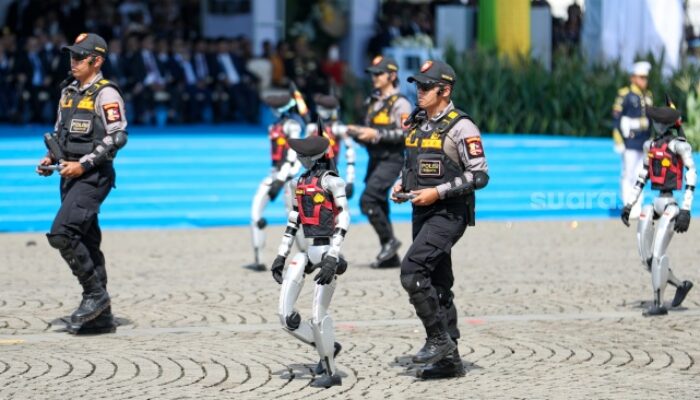 Robot Polisi Canggih Ini Bikin Heboh HUT Bhayangkara, Speknya Gokil Abis!