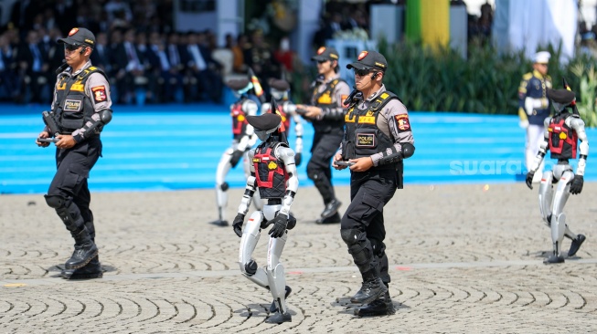 Robot Polisi Canggih Ini Bikin Heboh HUT Bhayangkara, Speknya Gokil Abis!