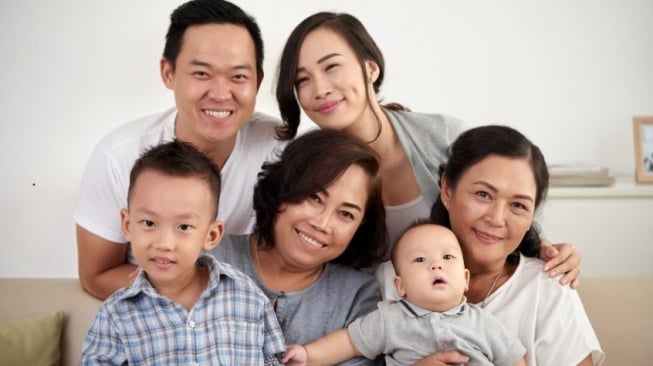 Bikin Foto Keluarga Lebih Keren? Ini Trik AI yang Bikin Pangling!