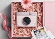 Fujifilm Instax Mini Evo Gentle Rose, Si Cantik Kamera Instan Mendarat di Indonesia!