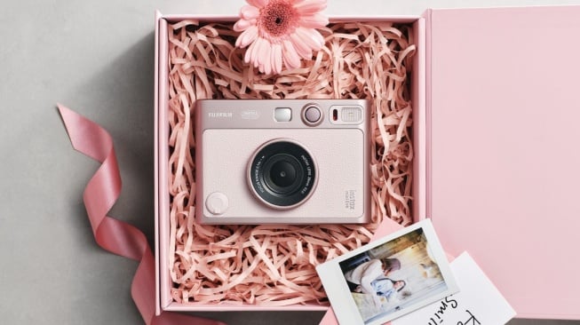 Fujifilm Instax Mini Evo Gentle Rose, Si Cantik Kamera Instan Mendarat di Indonesia!