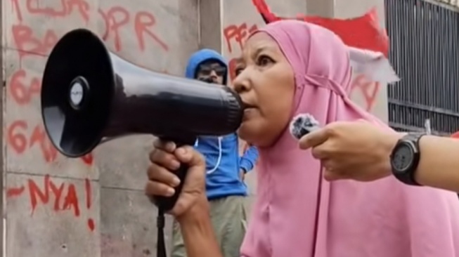 Heboh Video Ibu-ibu Jilbab Pink Ngamuk ke Prabowo, Beneran Atau Cuma Editan? Anies Kebawa?