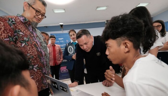 Keren! Siswa SMA di Jawa Barat Bikin Aplikasi AI Bareng Amazon!