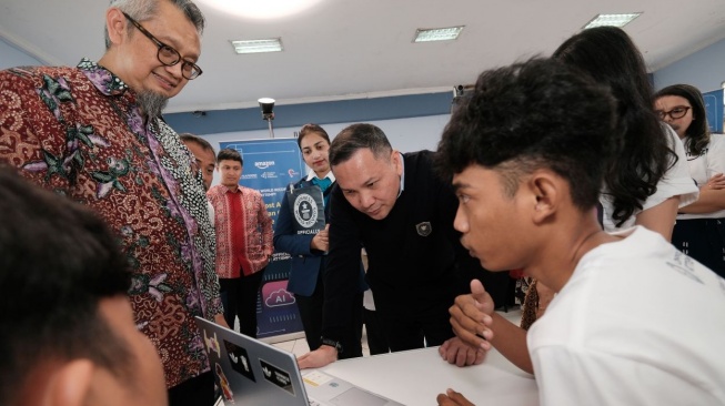 Keren! Siswa SMA di Jawa Barat Bikin Aplikasi AI Bareng Amazon!