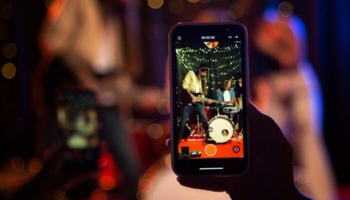 Mau Nonton Konser Makin Seru? Ini Dia HP Superzoom dengan Kamera Jernih!