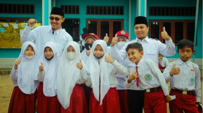 Kata-Kata Menyentuh Hati untuk Guru Tersayang, Inspirasi Statusmu!