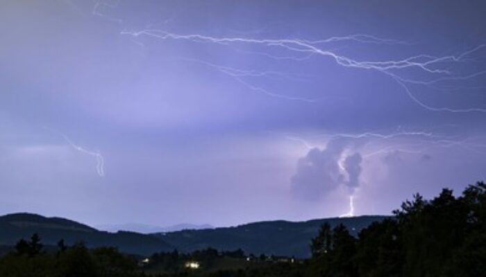 Jakarta Siap-Siap! Petir Mengintai, Jawa Timur Juga Waspada