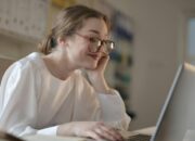 Nggak Ada WiFi? Ubah Ponselmu Jadi Sumber Internet Buat Laptop, Gampang Banget!