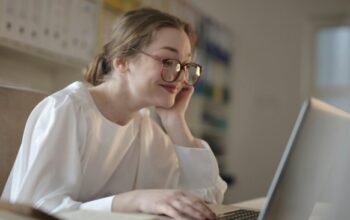 Nggak Ada WiFi? Ubah Ponselmu Jadi Sumber Internet Buat Laptop, Gampang Banget!