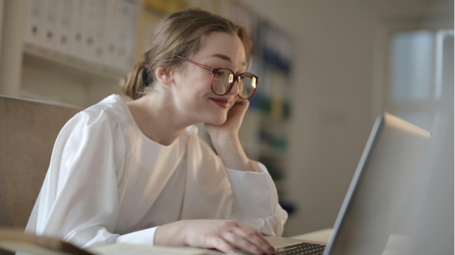 Nggak Ada WiFi? Ubah Ponselmu Jadi Sumber Internet Buat Laptop, Gampang Banget!