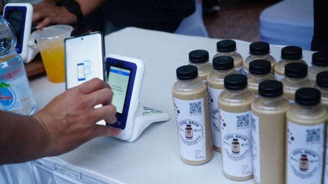 Anti Ribet! Bayar Belanjaan Pakai QRIS Tap Cukup Tempel HP doang.