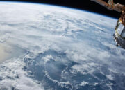 AI Bisa Picu Kiamat di Orbit Satelit Tabrakan Berantai Nyata