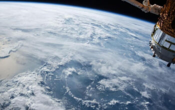 AI Bisa Picu Kiamat di Orbit Satelit Tabrakan Berantai Nyata