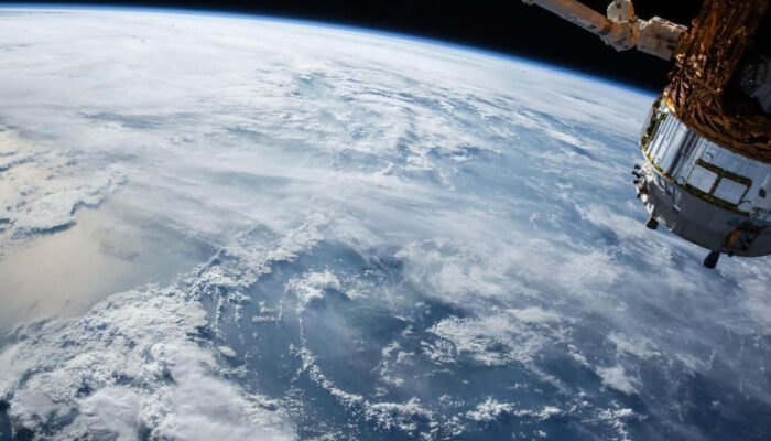 AI Bisa Picu Kiamat di Orbit Satelit Tabrakan Berantai Nyata