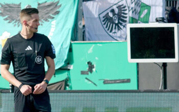 Drama VAR Bundesliga 2 Monitor Dicabut Penonton Misterius