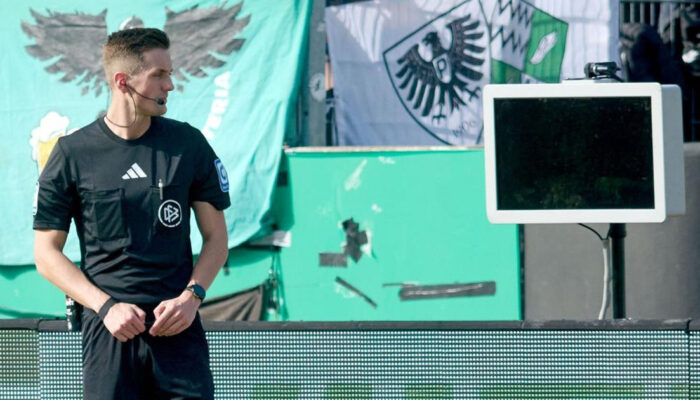 Drama VAR Bundesliga 2 Monitor Dicabut Penonton Misterius