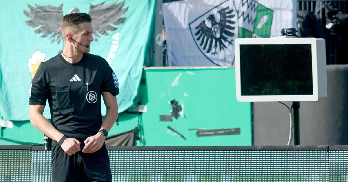 Drama VAR Bundesliga 2 Monitor Dicabut Penonton Misterius