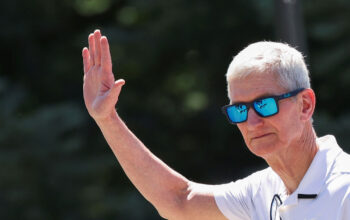 Kunjungan Tim Cook ke China Mengapa Apple Pangkas Tarif