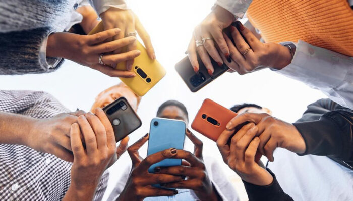 Medsos Bandel Usia 16 Anak Terancam Menkomdigi Bersuara