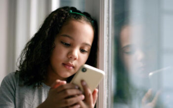 TERBONGKAR Aturan Anak 16 Tahun Punya Akun Medsos Komdigi