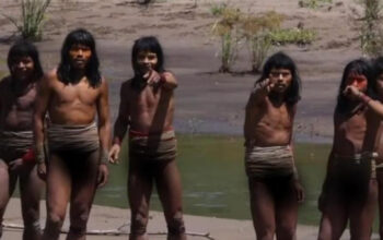 Ancaman Panah Suku Terasing Amazon Gegerkan Dunia Modern