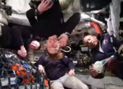 Gila! Astronaut Artemis II Tidur Mirip Kelelawar di Bulan