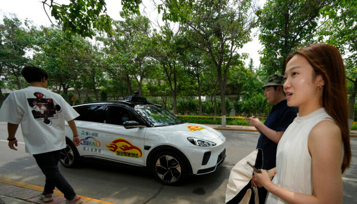 Horor Taksi Robot Baidu Mogok Massal Landa Jalanan Wuhan