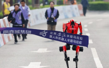 Robot China Guncang Dunia Half Marathon Kalahkan Manusia