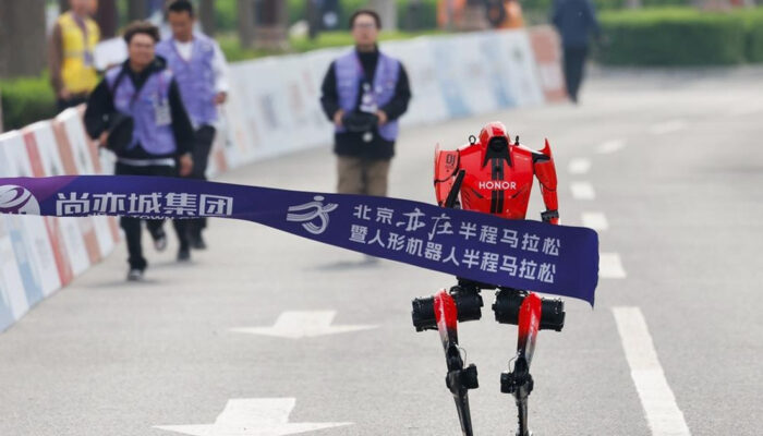 Robot China Guncang Dunia Half Marathon Kalahkan Manusia