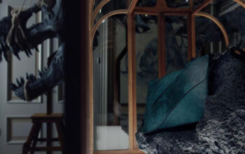 Tas Kulit T-Rex Sintetis Pertama Siap Dilelang Fantastis