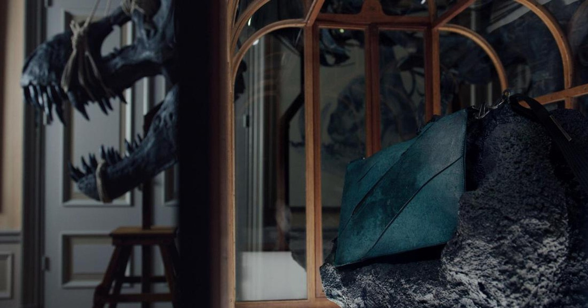 Tas Kulit T-Rex Sintetis Pertama Siap Dilelang Fantastis