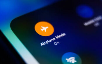 Terbongkar Mengapa Mode Pesawat Wajib Aktif di Udara
