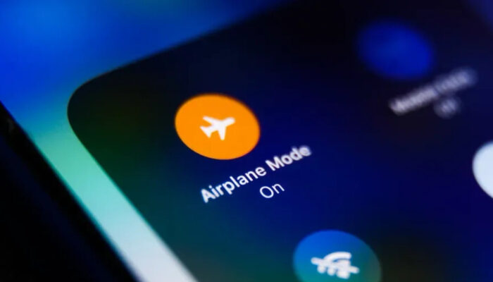 Terbongkar Mengapa Mode Pesawat Wajib Aktif di Udara