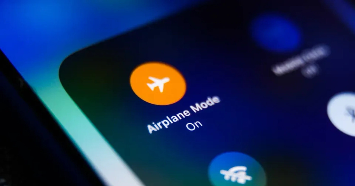 Terbongkar Mengapa Mode Pesawat Wajib Aktif di Udara