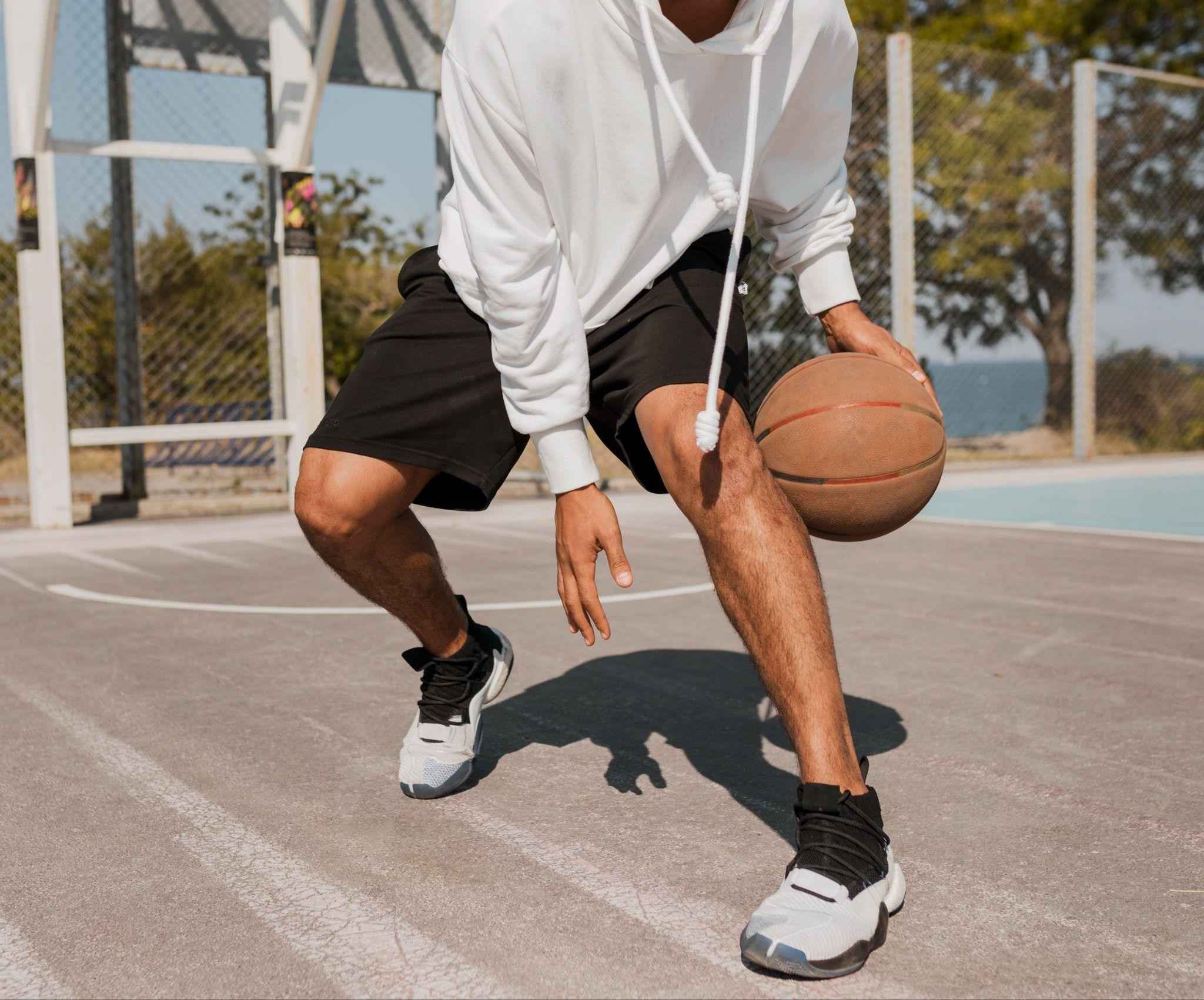 Panduan Memilih Sepatu Basket Pria yang Tepat Sesuai Gaya Bermain