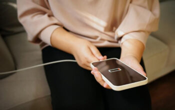 JANGAN KAGET Kebiasaan Ini Rusak Charger Anda Bukan Digulung