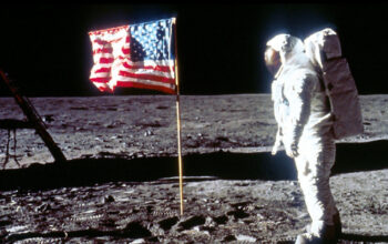 Misteri Cahaya Aneh Intai Buzz Aldrin di Bulan Bikin Geger